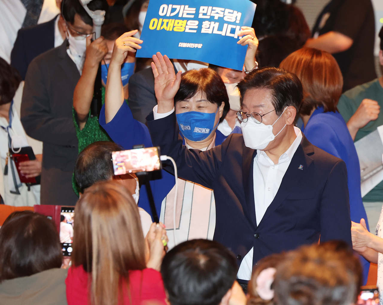 더불어민주당 이재명 당 대표 후보가 지난 24일 경기도 수원시 장안구민회관에서 열린 '경기도 당원 만남의 날'에서 참석자들에게 인사하고 있다. [연합]