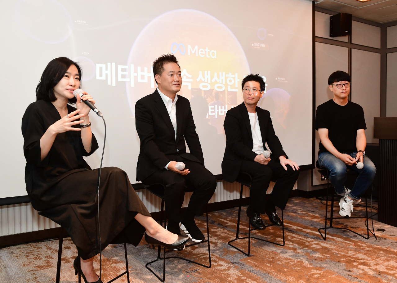 메타(구 페이스북)이 25일 ‘교육 현장에서의 메타버스 미디어 브리핑’을 열고, 교육에서 사용되는 다양한 메타버스 및 VR 활용 사례를 소개했다. 왼쪽부터 김진아 메타(페이스북코리아) 대표, 권종수 브이리스브이알 대표, 정윤강 에어패스 본부장, 이상근 경희여자중학교 교사 [메타 제공]