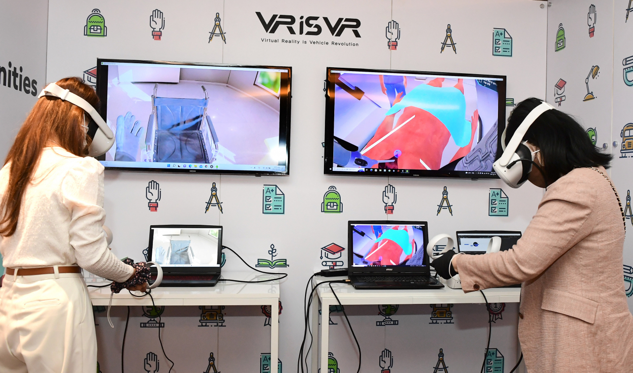 25일 열린 메타 ‘교육 현장에서의 메타버스 미디어 브리핑' 현장에서 브이리스브이알이 VR 교육 콘텐츠를 직접 경험할 수 있는 체험공간에서 메타 퀘스트2를 통한 시연을 하고 있다. [메타 제공]