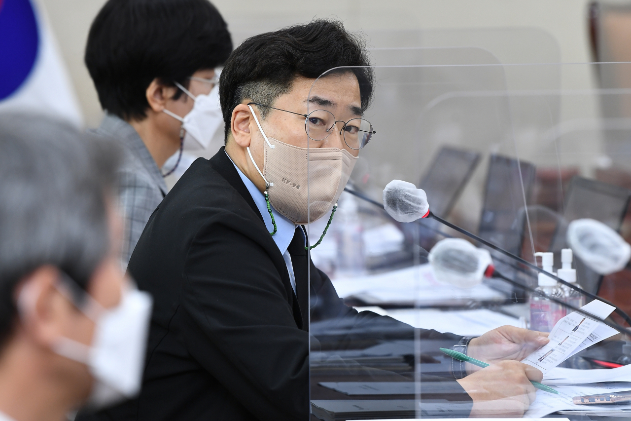 더불어민주당 박찬대 의원이 18일 오후 국회에서 열린 과학기술정보방송통신위원회 전체회의에서 이종호 과학기술정보통신부 장관과 관료들의 참석 여부를 확인하고 있다. [연합]