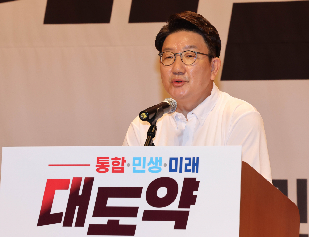 권성동 국민의힘 원내대표가 25일 충남 천안시 재능교육연수원에서 열린 '2022 국회의원 연찬회'에서 개회사를 하고 있다. [연합]