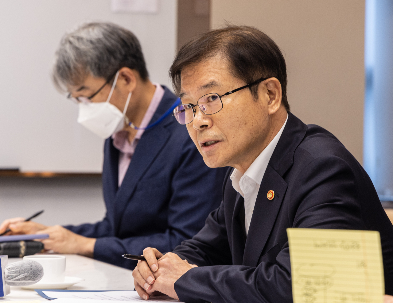 이정식 고용노동부 장관이 25일 오전 서울 종로구 교보빌딩에서 열린 고용·노동 분야 전문가 차담회에 참석해 현안에 대한 발언을 하고 있다. [연합]