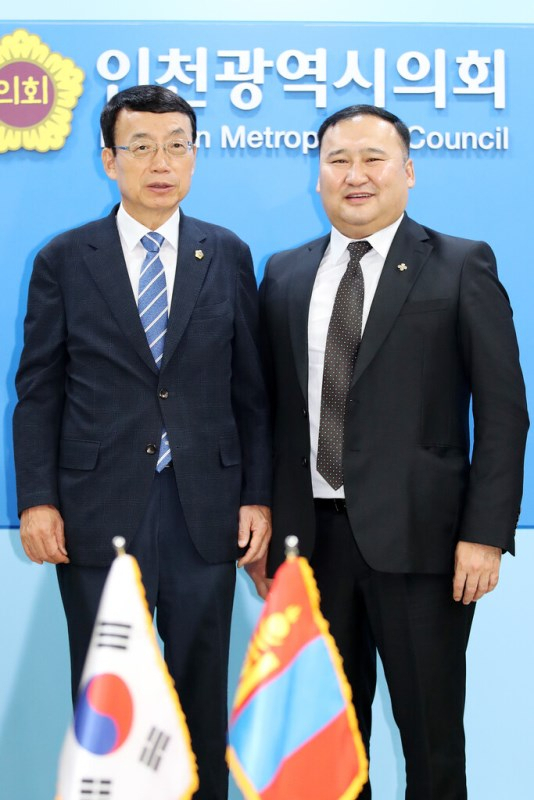 허식 인천시의회 의장〈왼쪽〉이 25일 몽골 옵스도의회 의장을 접견하고 기념포즈를 취하고 있다.