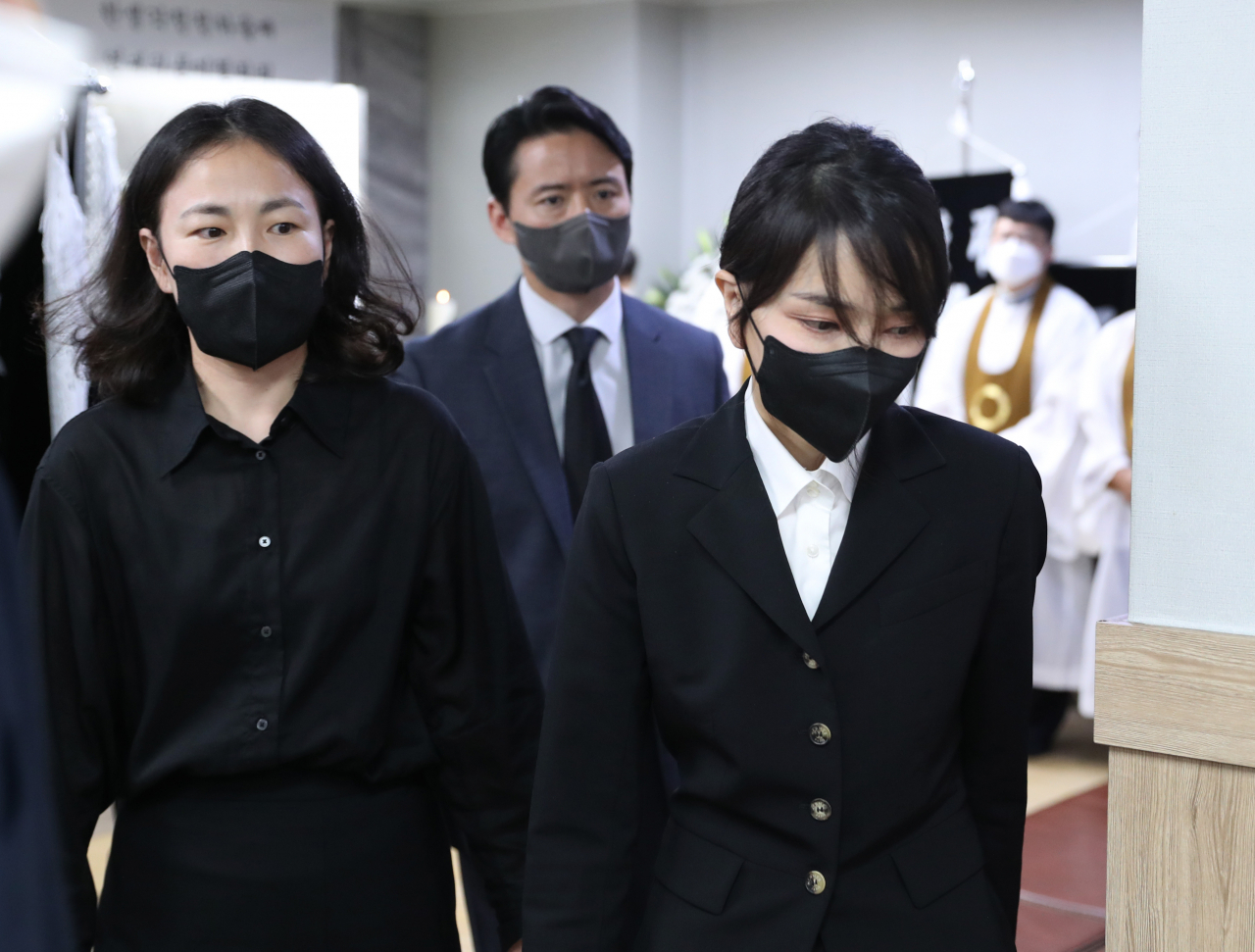 김건희 여사가 25일 오후 경기도 수원시 권선구 수원중앙병원 장례식장에 마련된 암·희귀병 투병과 생활고에도 불구하고 복지서비스의 도움을 받지 못하고 세상을 떠난 '수원 세 모녀' 빈소를 찾아 조문을 마치고 나오고 있다. [연합]