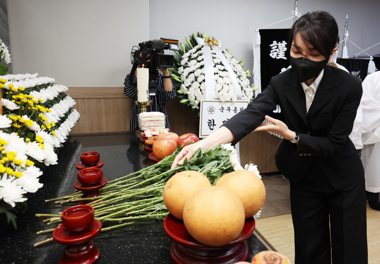 김건희 여사가 25일 오후 경기도 수원시 권선구 수원중앙병원 장례식장에 마련된 '수원 세 모녀' 빈소를 찾아 조문하고 있다. [연합]