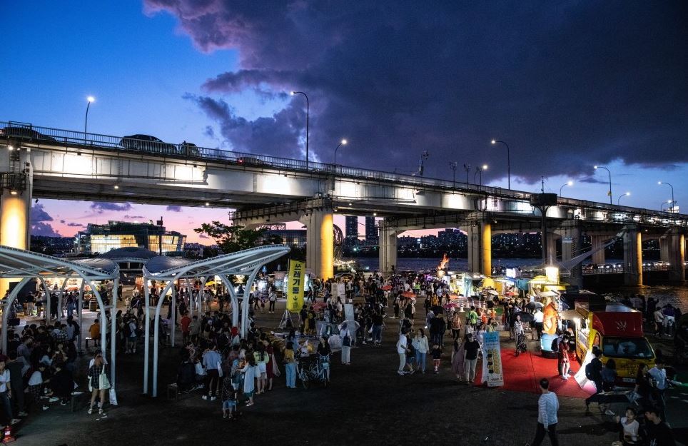 Seoul Hangang Moonlight Night Market is held in September 2019. (Seoul Metropolitan Government)