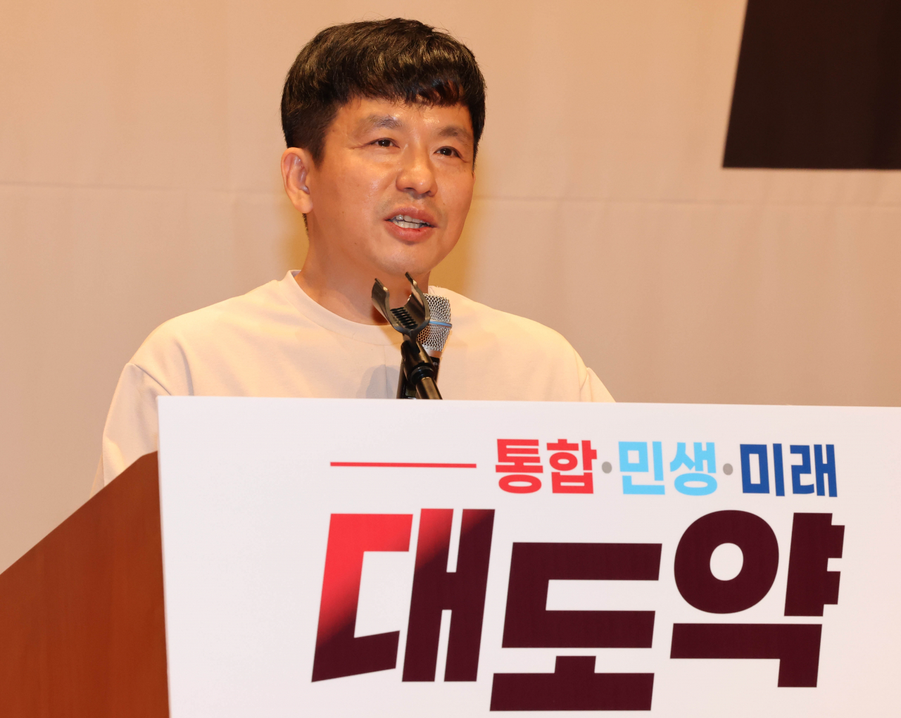 이지성 작가가 25일 충남 천안시 재능교육연수원에서 열린 국민의힘 '2022 국회의원 연찬회'에서 '대체되지 않는 정당을 만드는 법'이란 주제로 특강을 하고 있다. [연합]