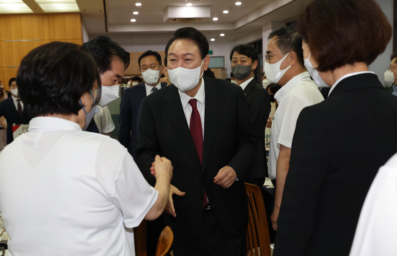윤석열 대통령이 25일 충남 천안시 재능교육연수원에서 열린 '2022 국회의원 연찬회 만찬'에 참석하며 의원들과 인사하고 있다. [연합]