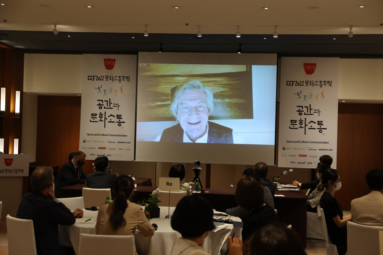 25일 서울 용산구 그랜드하얏트서울에서 열린 '제13회 문화소통포럼 CCF 2022'에서 세계적인 석학 기 소르망 박사가 '공간과 문화소통'에 관한 화상 인터뷰를 하고 있다. [연합]