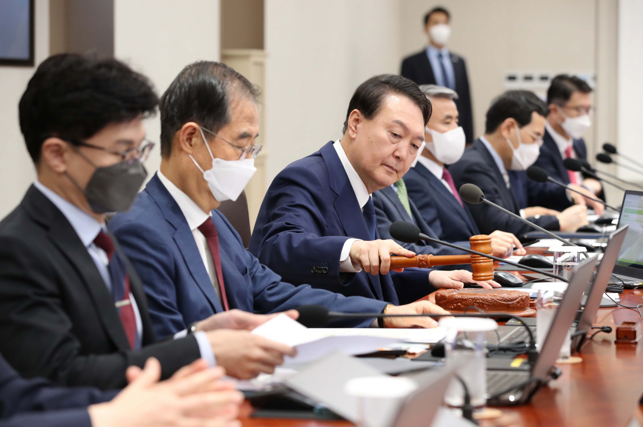 윤석열 대통령이 지난 12일 오전 서울 용산 대통령실 청사에서 열린 임시 국무회의에서 의사봉을 두드리고 있다. [연합]