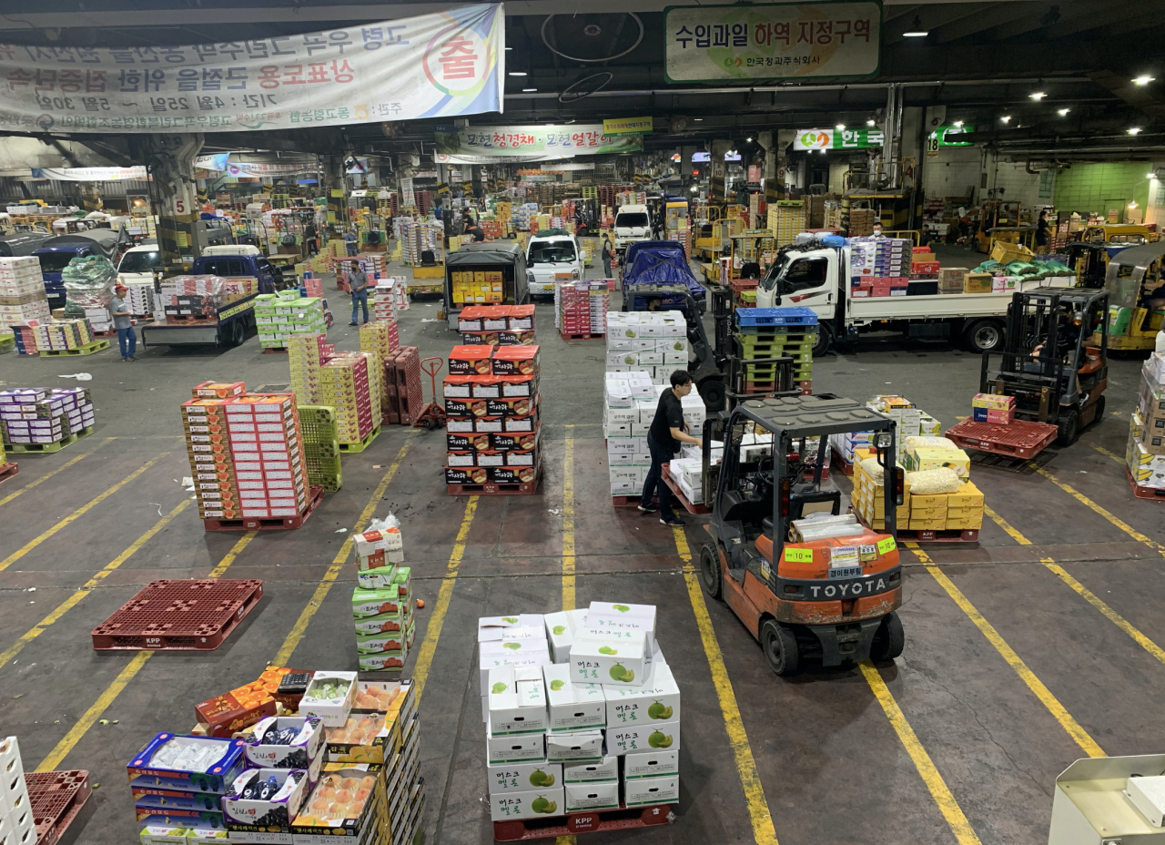 서울 송파구 가락시장에서 새벽 경매에 올라갈 과일 박스를 운반하고 있다. [이정아 기자/dsun@heraldcorp.com]