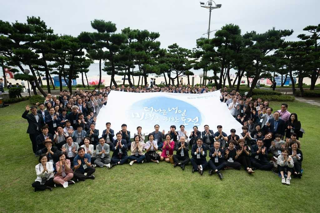 제20회 벤처썸머포럼 참석자들이 지난 24일 행사장 인근에서 성공적인 포럼 개최를 기원하며 단체사진을 촬영했다.[벤처기업협회 제공]