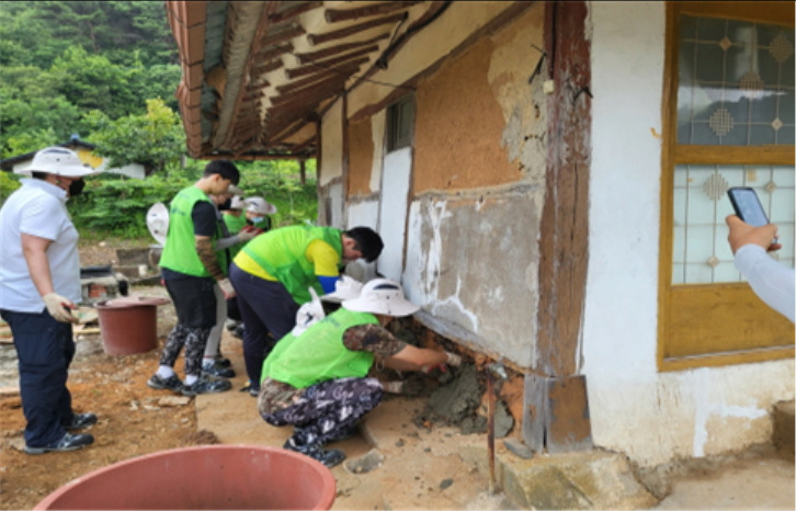 지난 6월 24일 다도해해상국립공원 평촌마을 외벽정비를 하고 있는 한국농촌건축학회 대학생봉사단. [국립공원공단 제공]