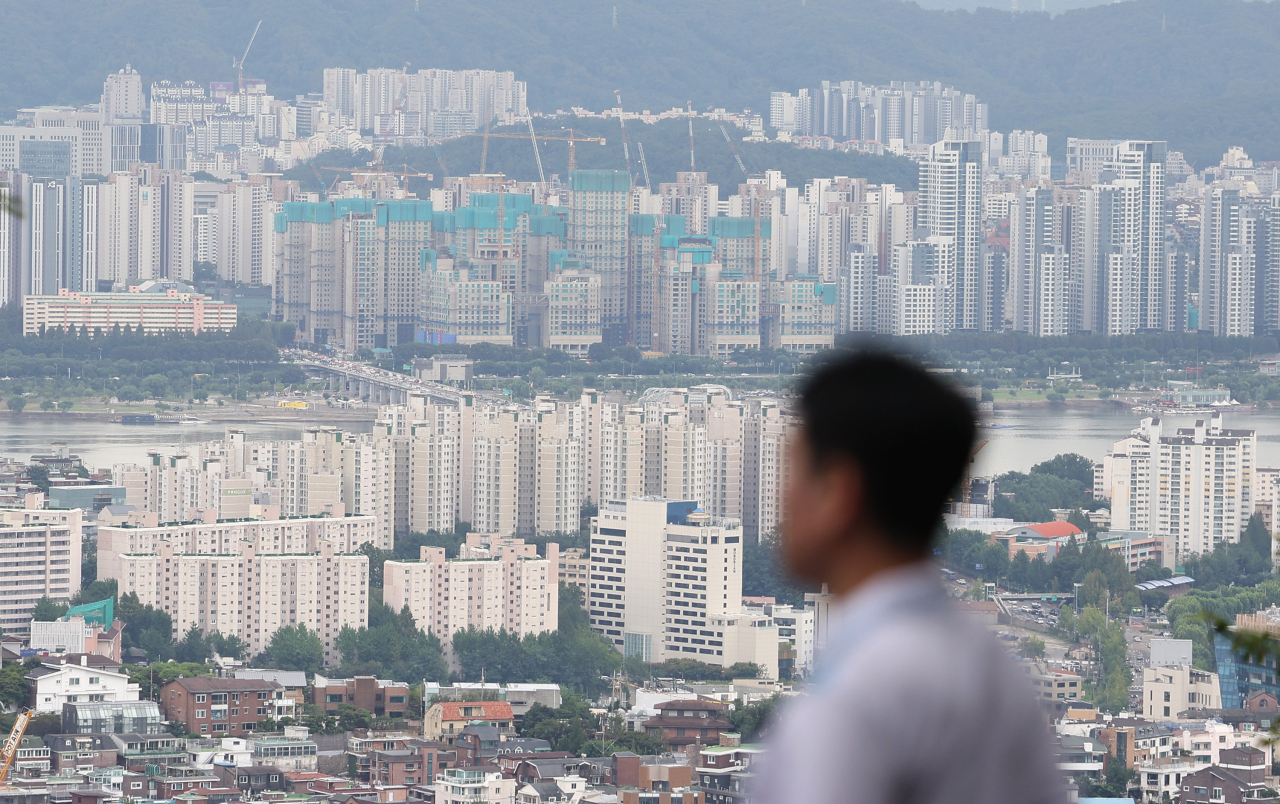 서울 남산에서 바라본 아파트 단지의 모습. [연합]
