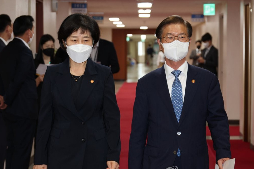 한화진 환경장관(왼쪽)과 이정식 고용장관. [연합]
