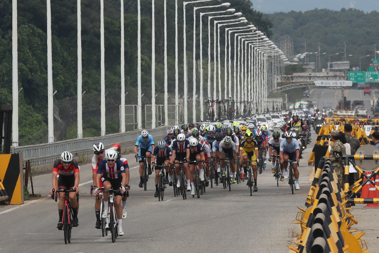투르 드 디엠지(Tour de DMZ) 2019 국제자전거대회 참가 선수들이 임진강을 건넌 뒤 자유로를 향해 질주하고 있다. [연합]