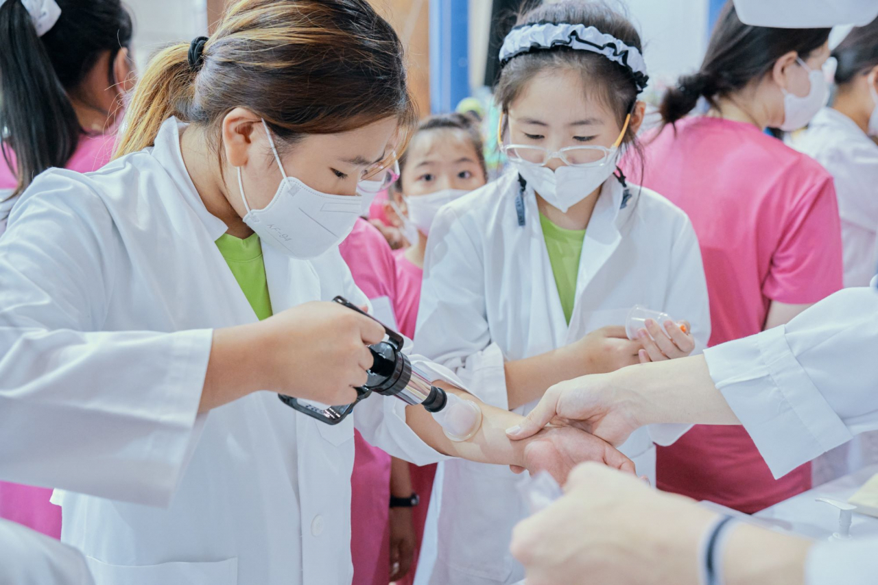 [사진설명] 자생 꿈나무 올림픽에 참가한 부산광역시 지역아동센터 어린이들이 한의사 체험을 하고 있다