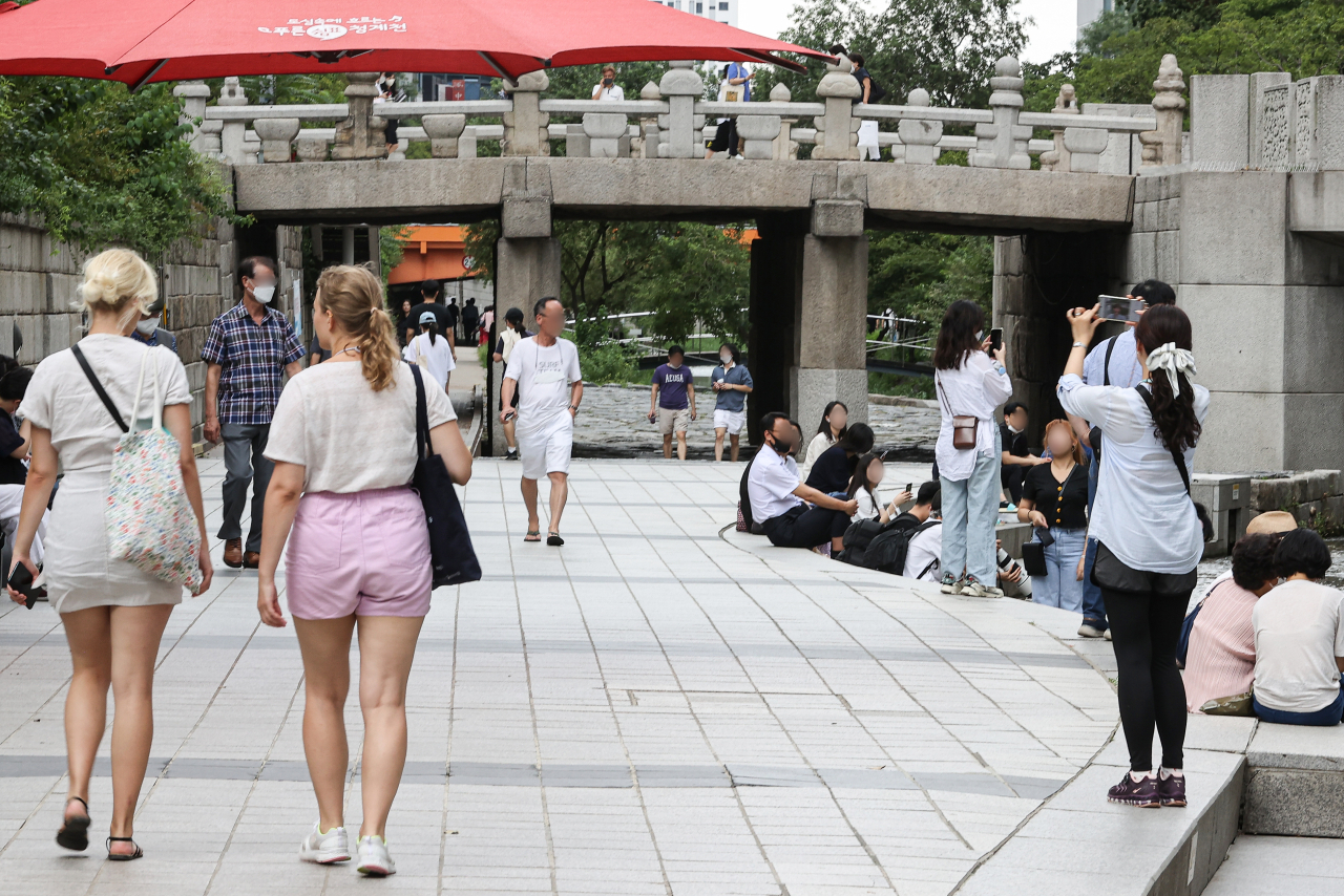 선선한 날씨를 보인 24일 시민들이 서울 중구 청계천에서 산책하고 있다. [연합]