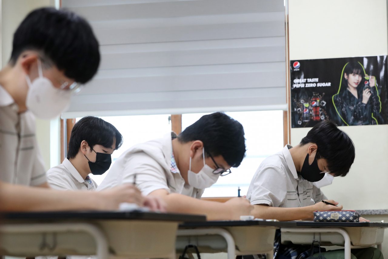 2023학년도 대학수학능력시험 6월 모의평가(6월 모평)가 치러진 올 6월9일 강원 춘천고등학교에서 3학년 학생들이 시험을 준비하고 있다. 한국교육과정평가원에 따르면 이번 모의평가에 지원한 수험생은 47만7148명이며 이 중 재학생이 40만473명, 재수생 등 졸업생이 7만6675명으로 집계됐다. 졸업생 비율은 16.1%로 6월 모의평가 접수자 통계를 공식 발표한 2011학년도 이래 최고치를 기록했다. [연합]