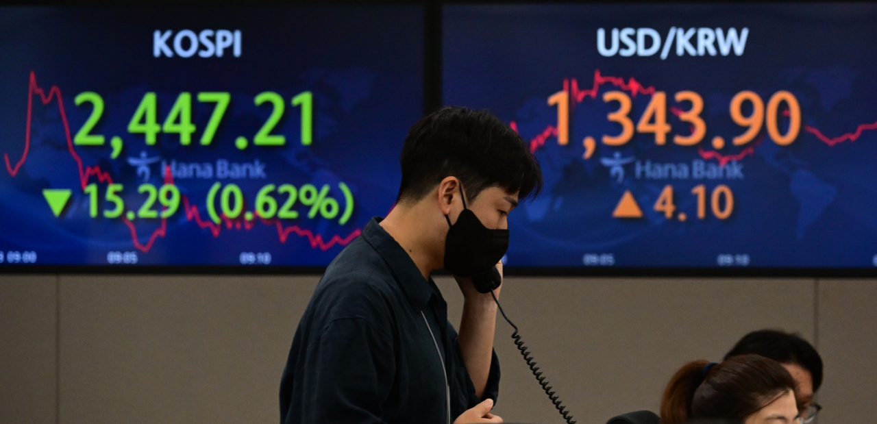 23일 원-달러 환율이 연고점을 경신했다. 이날 서울 외환시장에서 원-달러 환율은 0.9원 오른 달러당 1,341.8원으로 출발해 장중 1,345원을 돌파했다. 하나은행 딜링룸 직원들 업무를 보고 있다. 박해묵 기자
