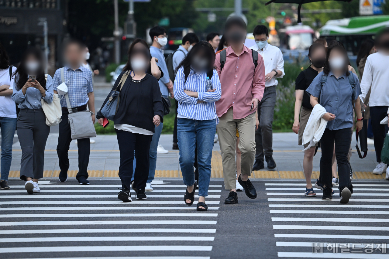 전국적으로 선선한 초가을 날씨가 예상되는 26일 서울 종로구 광화문사거리 일대에서 시민들이 긴 소매 옷을 입고 거리를 지나고 있다. 임세준 기자
