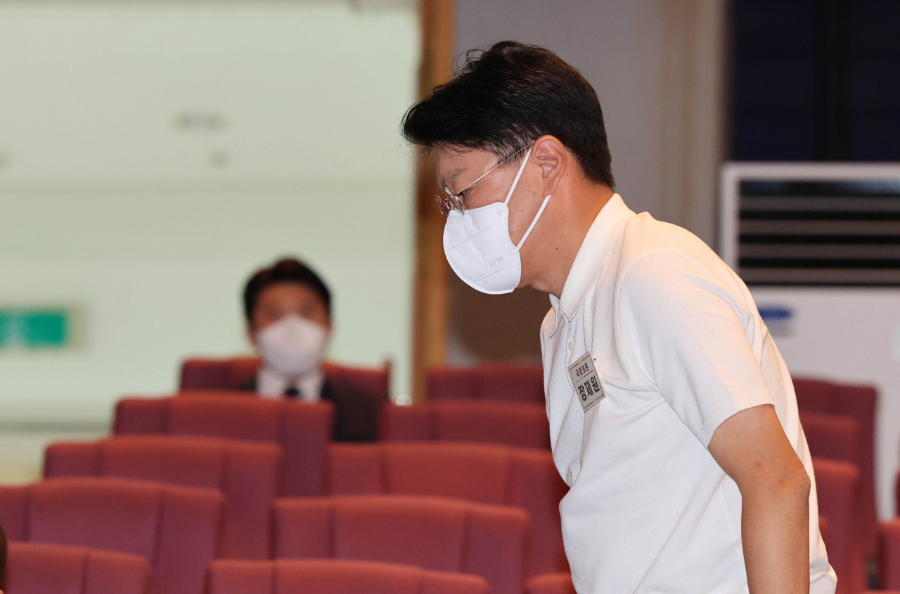 국민의힘 장제원 의원이 25일 충남 천안시 재능교육연수원에서 열린 '2022 국회의원 연찬회'에서 경제특강 중 전화를 받고 밖으로 나가고 있다. [연합]