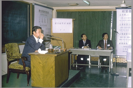 지난 25일 ‘이천포럼 2022’ 마무리 세션에 참석, 임직원들과 ESG 경영을 강화하는 방안에 대해 이야기를 나누고 있는 최태원(위쪽사진) SK그룹 회장과 1982년 신입사원 연수교육 과정에서 SKMS(SK경영관리체계)를 주제로 특강을 하고 있는 최종현(아래쪽 사진 맨왼쪽) SK 선대회장. [SK 제공]