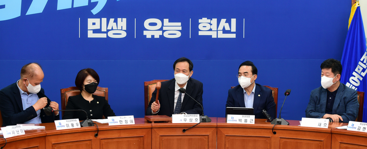 더불어민주당 우상호 비상대책위원장이 26일 국회에서 마지막 비상대책위원회의를 마친 뒤 폐회선언을 하고 있다. 이상섭 기자