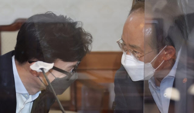 한동훈 법무부장관(왼쪽)과 추경호 부총리 겸 기획재정부 장관. [연합]