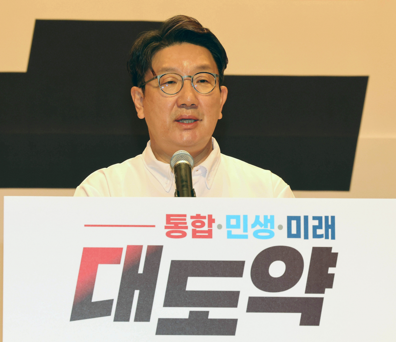 국민의힘 권성동 원내대표가 26일 충남 천안시 재능교육연수원에서 열린 '2022 국회의원 연찬회'에서 마무리 발언을 하고 있다. [연합]
