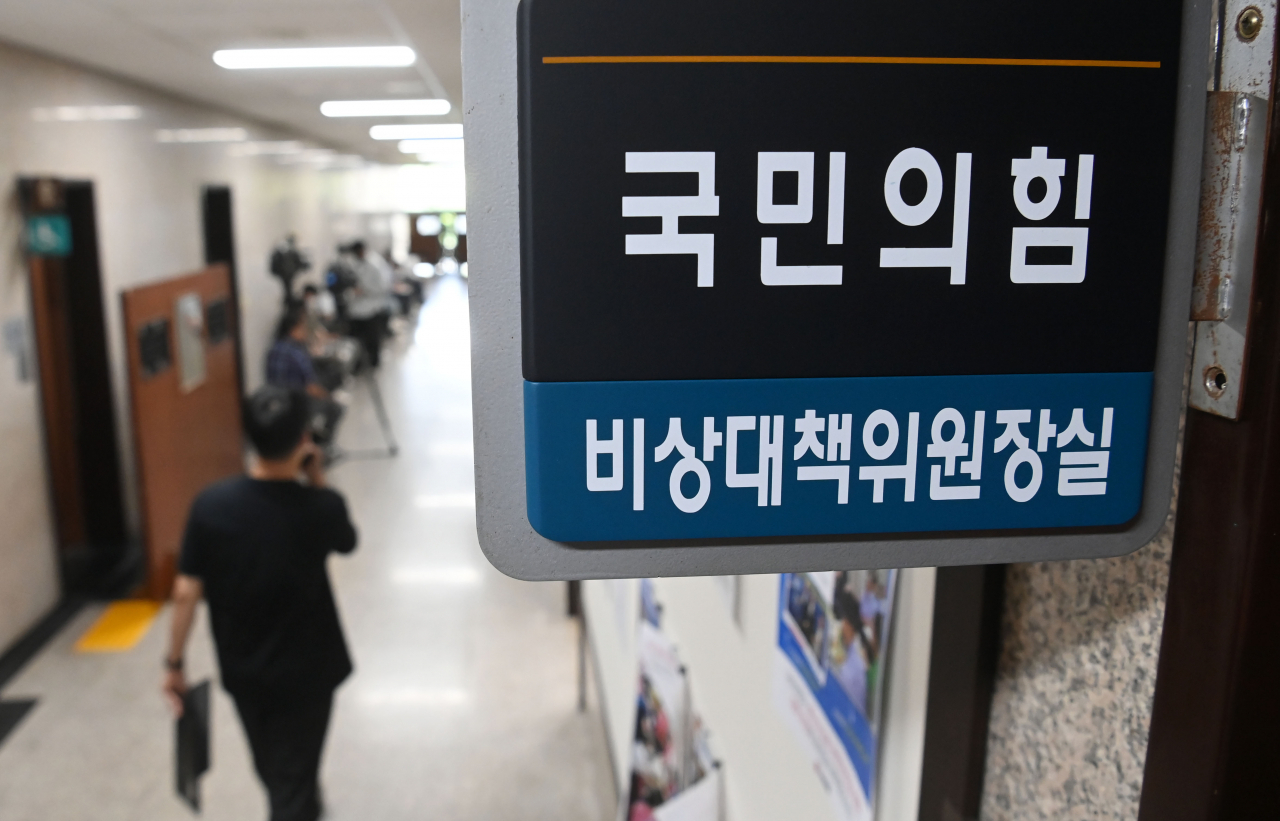 법원이 주호영 국민의힘 비상대책위원장의 직무 집행을 본안판결 확정 때까지 정지해야 한다며 이준석 전 국민의힘 대표가 국민의힘을 상대로 제기한 당 비상대책위원회 효력정지 가처분 신청을 일부 인용한 26일 서울 여의도 국회 국민의힘 비상대책위원장실 앞이 취재진들로 분주한 모습을 보이고 있다. [연합]