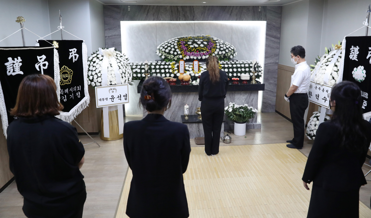 암·희귀병 투병과 생활고를 겪으면서도 복지서비스의 도움을 받지 못한 채 세상을 떠난 '수원 세모녀'의 발인이 26일 경기도 수원시 권선구 수원중앙병원 장례식장에서 엄수되고 있다. [공동취재]