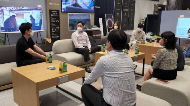 이재용(왼쪽 두번째) 삼성전자 부회장이 26일 수원사업장에서 직원들과 간담회를 갖고 있다. [삼성전자 제공]