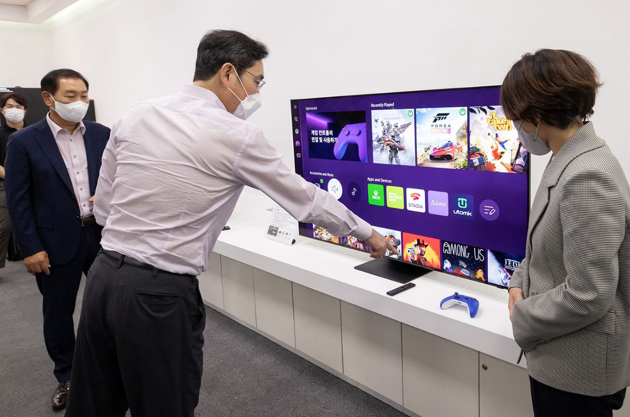 이재용 삼성전자 부회장이 26일 수원사업장에서 TV 제품을 둘러보고 있다. [삼성전자 제공]