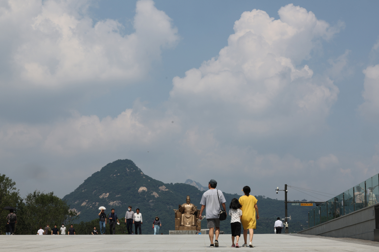 무더위가 한풀 꺾인 26일 서울 종로구 광화문광장에서 바라본 하늘에 뭉게구름이 떠 있다. [연합]