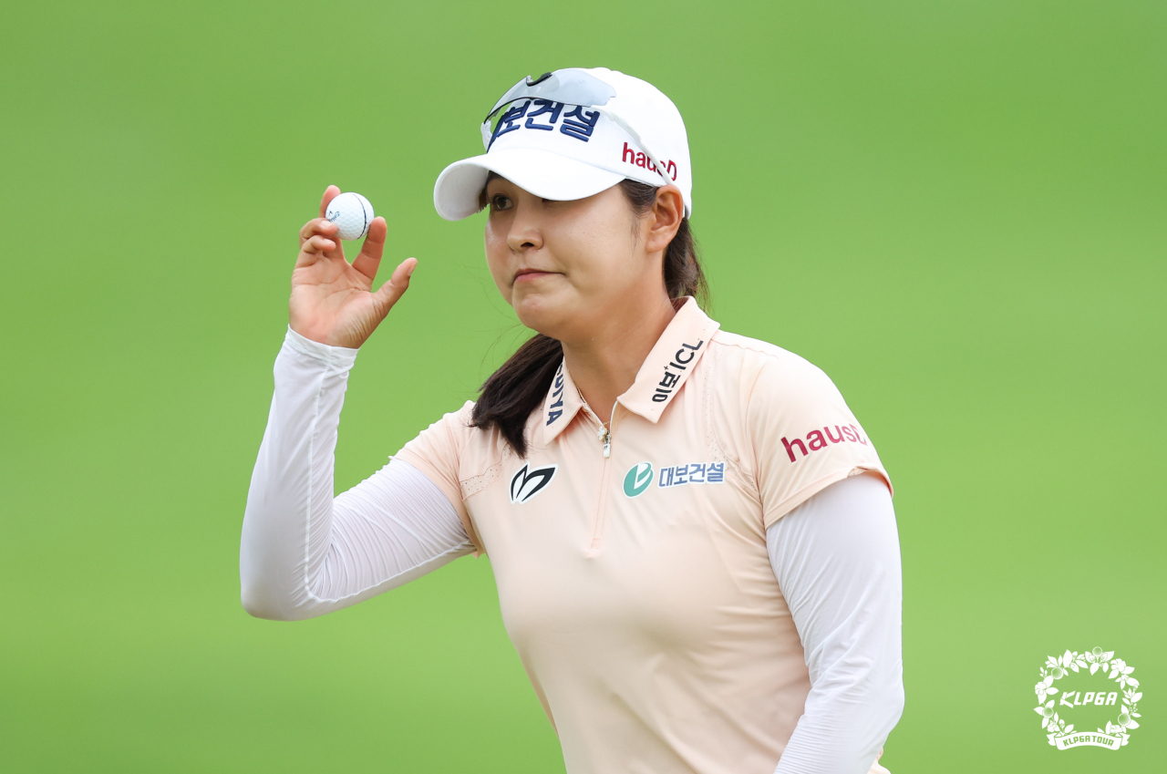 단독선두로 나섰다가 아쉽게 1타를 잃고 공동선두가 된 김지현./KLPGA 제공