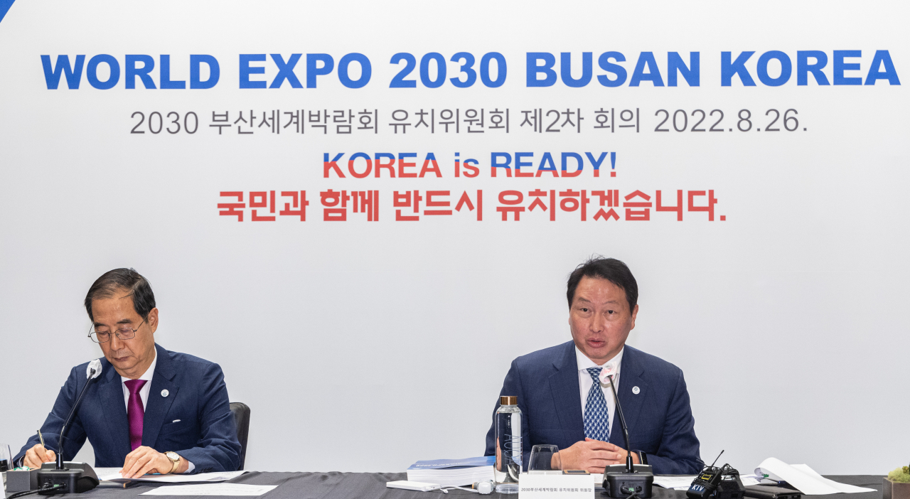 '2030 부산 세계박람회' 공동유치위원장인 최태원 대한상공회의소 회장(오른쪽)이 한덕수 국무총리가 참석한 가운데 26일 오후 서울 종로구 포시즌스 호텔에서 열린 유치위원회 2차 회의에서 발언하고 있다. [연합]