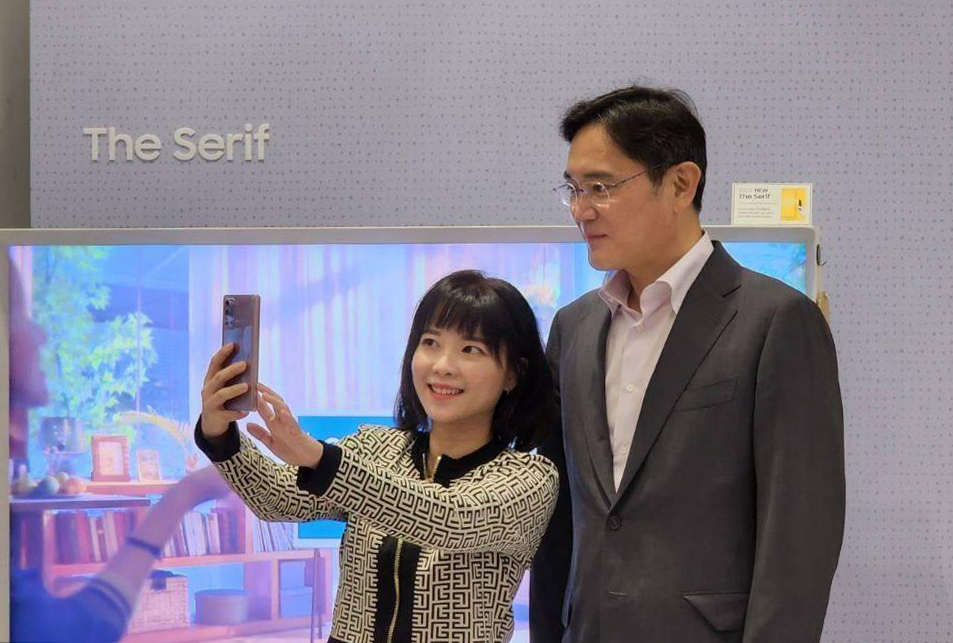 Samsung Electronics Vice Chairman Lee Jae-yong poses for a photo with an employee at a meeting with millennial and Generation Z staffers working at Samsung Digital City in Suwon on Friday. (Yonhap)