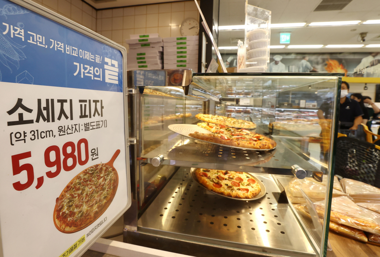 이마트가 마리당 5980원에 판매하는 '초저가 치킨'에 이어 한정수량으로 '소세지 피자'도 같은 가격인 5980원에 판매한다. 사진은 22일 서울 성동구 이마트 성수점의 피자 판매 부스. [연합]