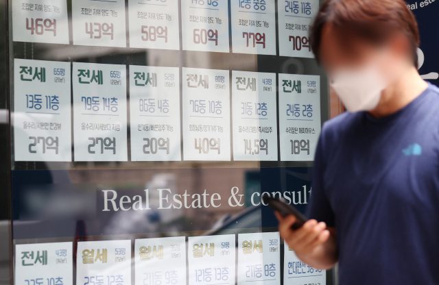 Z세대 네 명 중 한 명은 '내 집 마련'을 포기한 것으로 나타났다. 서울 시내 한 부동산 중개업소에 붙은 전월세 시세표. [연합]