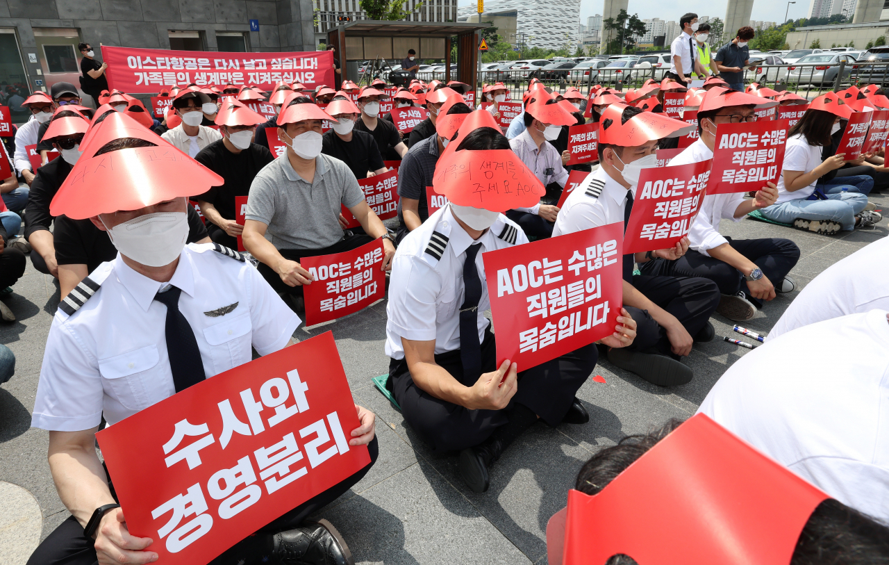 이스타항공 근로자들이 지난 25일 세종시 정부세종청사 국토교통부 앞에서 수사와 별개로 정상적인 경영활동을 할 수 있도록 항공운항증명(AOC) 발급 절차 진행을 호소하는 집회를 열고 있다. [연합]