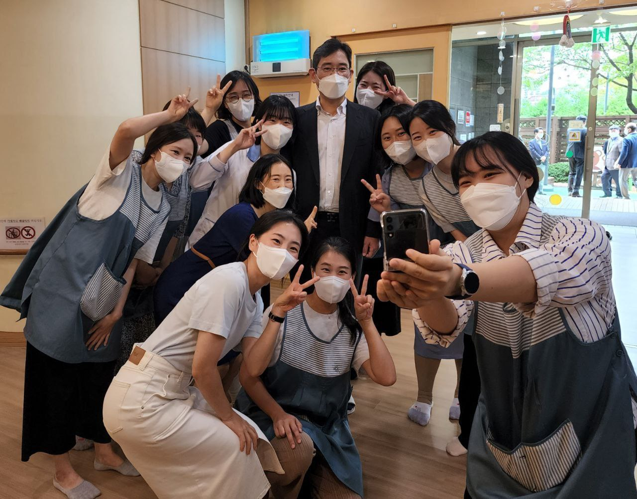 이재용 삼성전자 부회장이 지난 24일 서울 강동구 삼성엔지니어링 사옥을 찾아 직원들과 함께 기념촬영을 하고 있다. [SNS캡처]