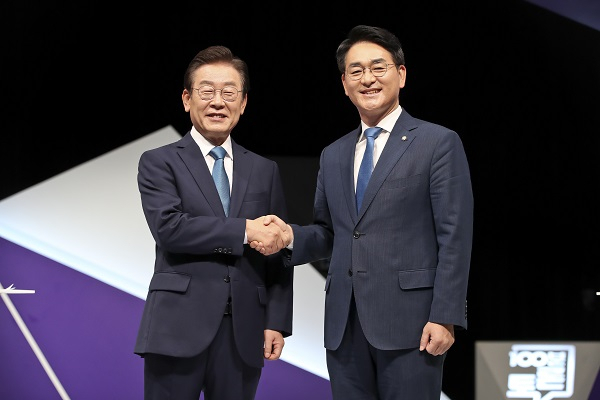 더불어민주당 당대표 선거에 나선 이재명, 박용진 후보가 23일 서울 마포구 상암동 MBC에서 열린 100분 토론에 앞서 악수를 하고 있다. [연합]