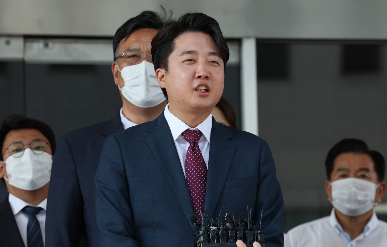 이준석 국민의힘 전 대표가 17일 오후 서울남부지법에서 당 비상대책위원회 효력을 정지해달라며 낸 가처분 신청 사건의 심문을 마친 뒤 취재진의 질문에 답변하고 있다. 이날 이 전 대표 지지 당원들의 모임 '국민의힘 바로세우기'(국바세) 소속 1500여 명이 비슷한 취지로 낸 효력정지 가처분 신청 사건도 같은 시각, 같은 법정에서 함께 심문이 진행됐다. [연합]