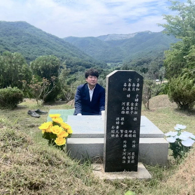 이준석 국민의힘 전 대표가 27일 조상의 묘소가 있는 경북 칠곡을 찾아 절을 올리고 있다. [이준석 페이스북]