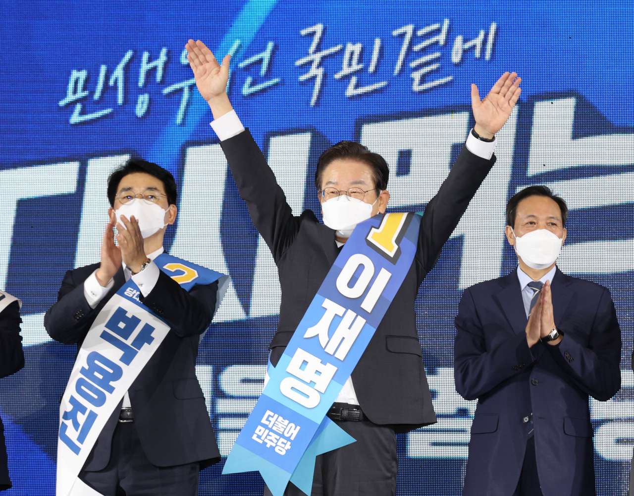 27일 오후 경기도 고양시 킨텍스에서 열린 더불어민주당 당 대표 및 최고위원 후보자 서울 합동연설회에서 이재명 당대표 후보가 인사하고 있다. [연합]