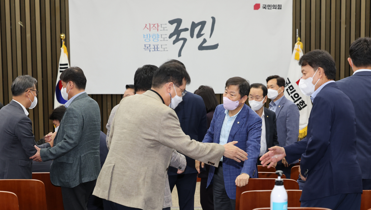 이철규 의원 등 국민의힘 의원들이 27일 오후 서울 여의도 국회에서 열린 의원총회에서 인사를 나누고 있다. [연합]