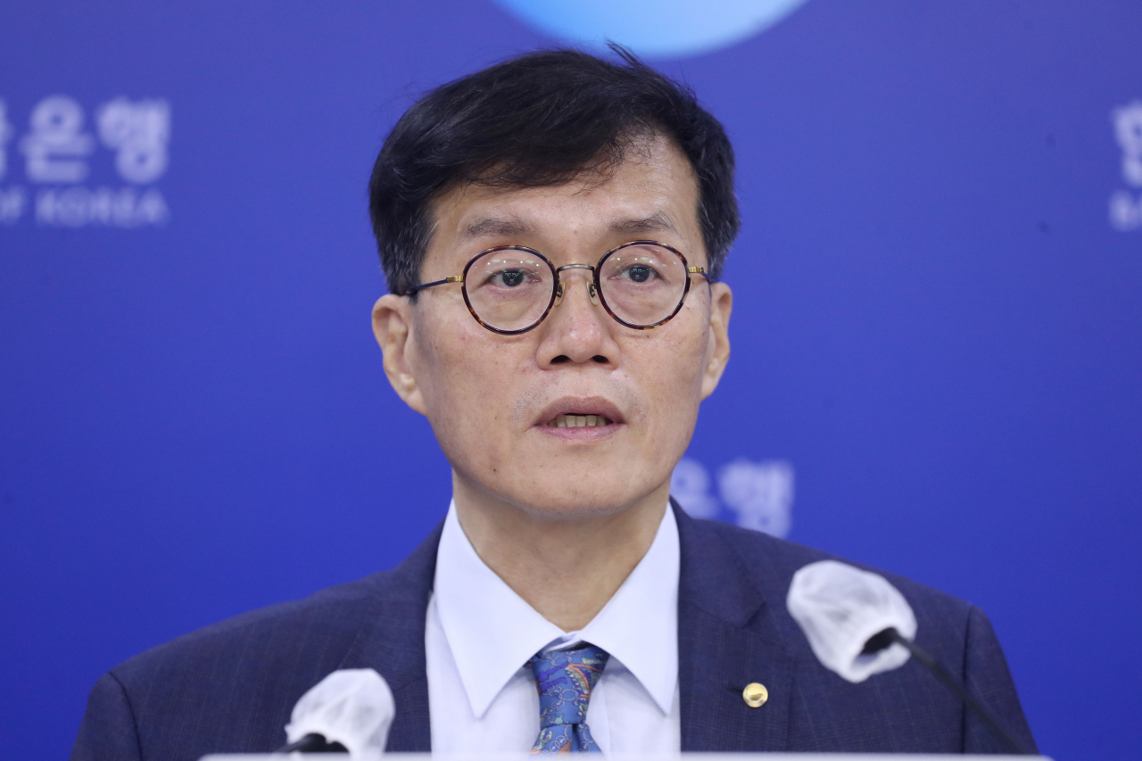 이창용 한국은행 총재가 8월 25일 오전 서울 중구 한국은행에서 열린 기자간담회에 참석해 기준금리 인상 등을 설명하고 있다. 한은 금융통화위원회는 이날 기준금리를 연 2.25%에서 2.5%로 0.25%포인트 인상했으나, 21일(현지시간) 미국이 정책금리를 0.75%포인트 올리면서 한미간 금리차는 역전됐다. [연합]