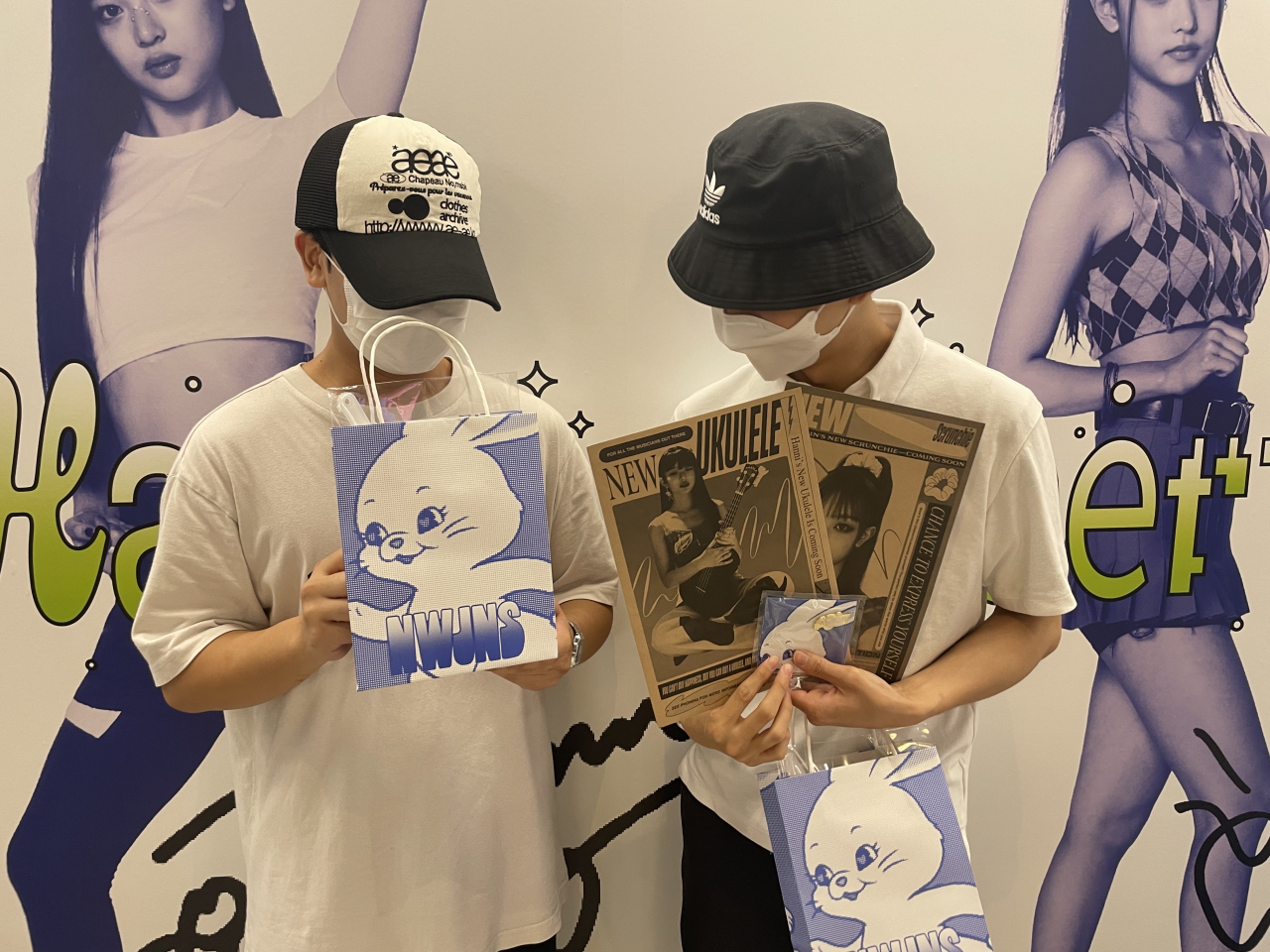 서울 여의도 더현대 뉴진스 팝업 스토어를 찾은 김상현(28) 씨와 김명근(28) 씨. 이들은 이곳에서 포토카드, 노트보드, 쇼핑백 등을 구입했다. 이들은 각각 1만 5100원과 3만 4100원을 지출했다. 아이돌 굿즈를 위해 써 본 첫 지출이다. 김유진 기자