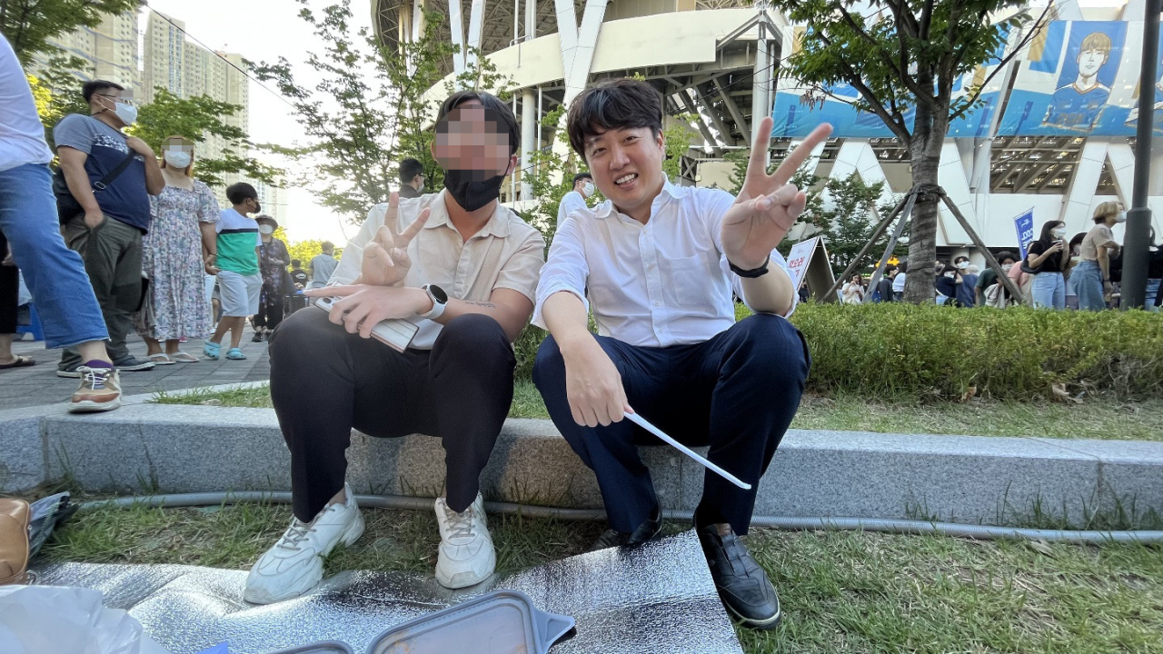 국민의힘 이준석 전 대표가 27일 대구 북구 DGB 대구은행파크 중앙광장에서 열린 '대구 떡볶이 페스티벌'을 찾은 시민과 기념촬영하고 있다. [연합]